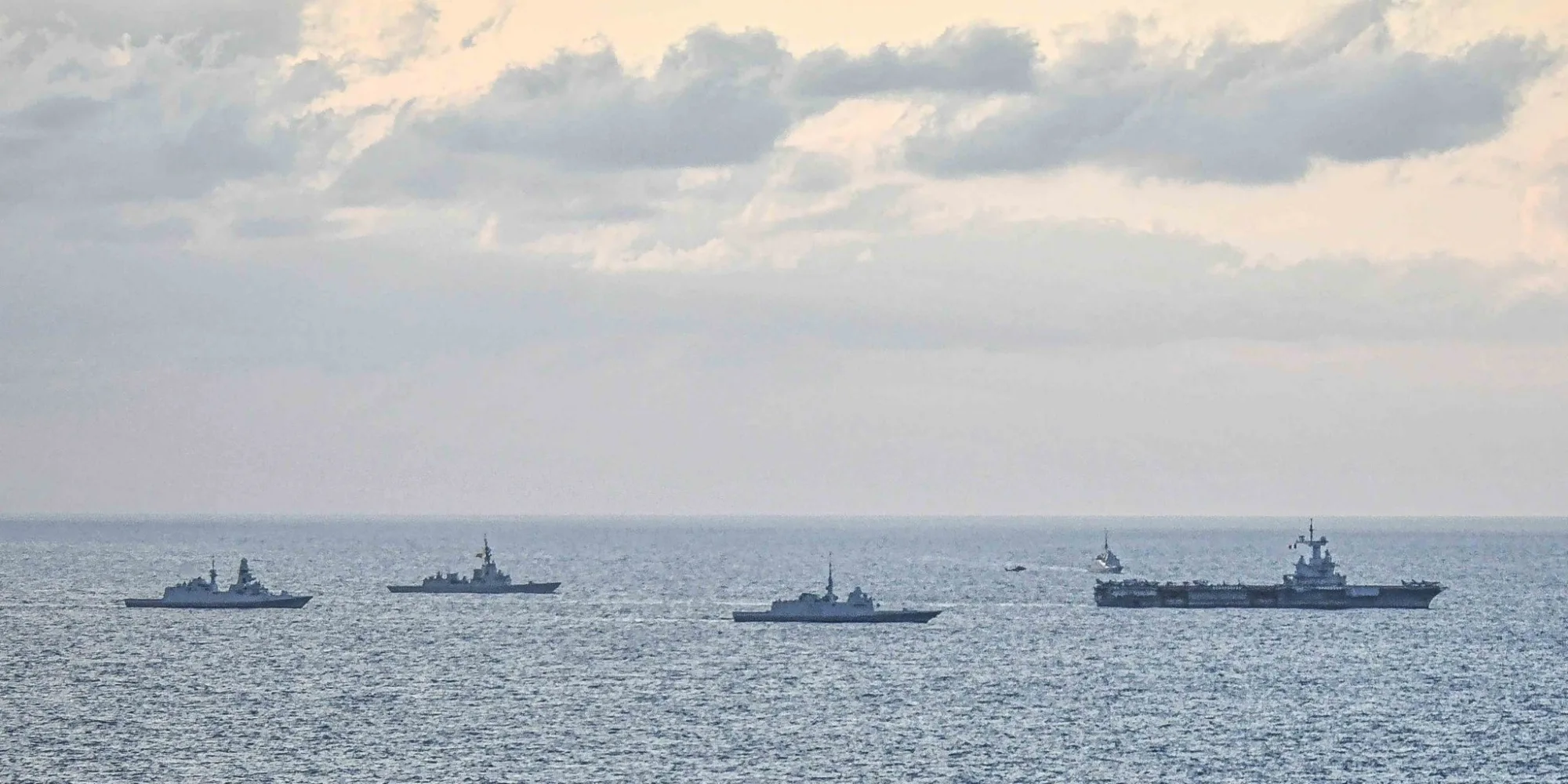 French Carrier Strike Group en el Mediterráneo Oriental formada en torno al portaaviones Charles de Gaulle/ Créditos: Cuenta oficial del Jefe de Estado Mayor de la Armada francesa (CEMM).