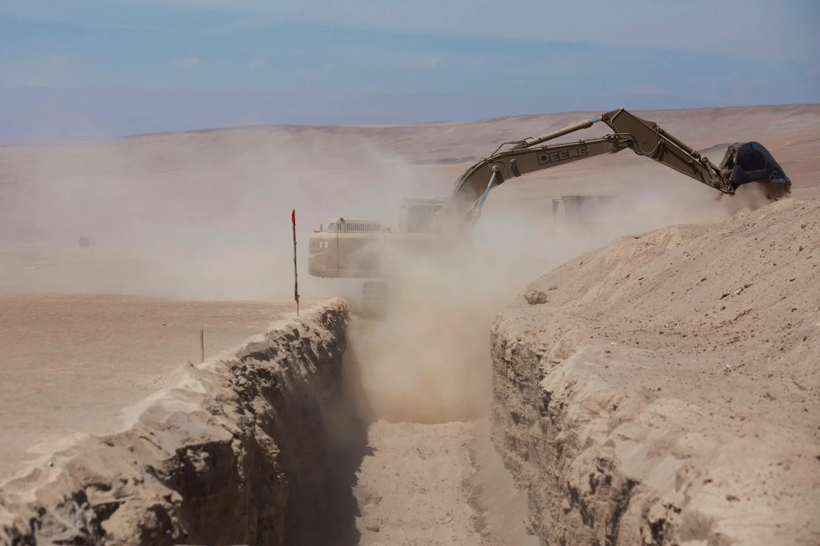 Según adelantó el Gobierno chileno, el plan comprende "un sistema de contención física y tecnológica infranqueable" con "zanjas de 3 metros de profundidad en los sectores de alto tráfico migratorio" y "muros o vallas de seguridad de 5 metros de altura, equipados con sensores de movimiento y vigilancia por drones". Créditos: AFP/ Patricio Banda.