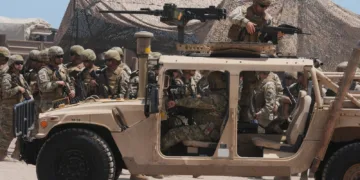 Pocas horas después de haber asumido la Presidencia, Kast firmó una serie de decretos centrados en la migración irregular, documentos donde ordenó a sus ministros "gestionar cambios legales para desincentivar la inmigración irregular", "modificar las reglas del uso de la fuerza para generar más herramientas contra el ingreso clandestino" y "la construcción de barreras físicas para sectores requeridos". Créditos: AFP/ Patricio Banda.