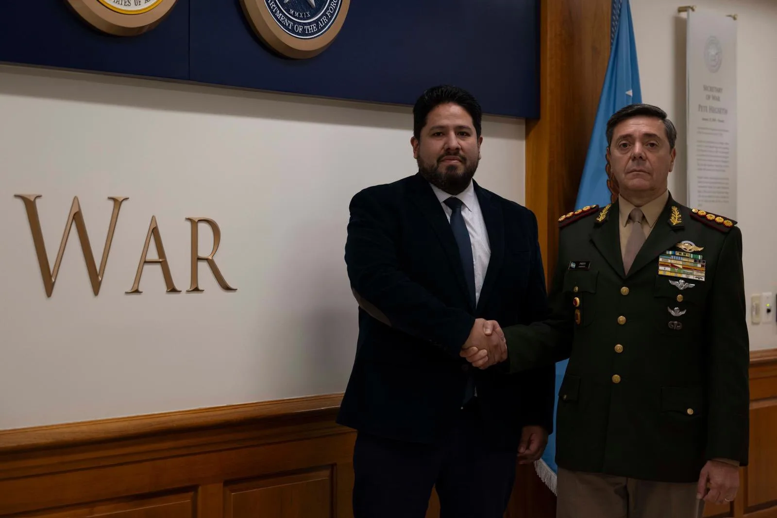 En el Pentágono, el Ministro
@TGCarlosPresti
mantuvo un encuentro con el Subsecretario de Guerra para la Defensa Nacional y la Seguridad de las Américas,
@jmhumire
, y con el Asistente Especial del Presidente y Director Senior para Asuntos del Hemisferio Occidental del Consejo de Seguridad Nacional (NSC), Michael Jensen. Créditos: Ministerio de Defensa de Argentina.