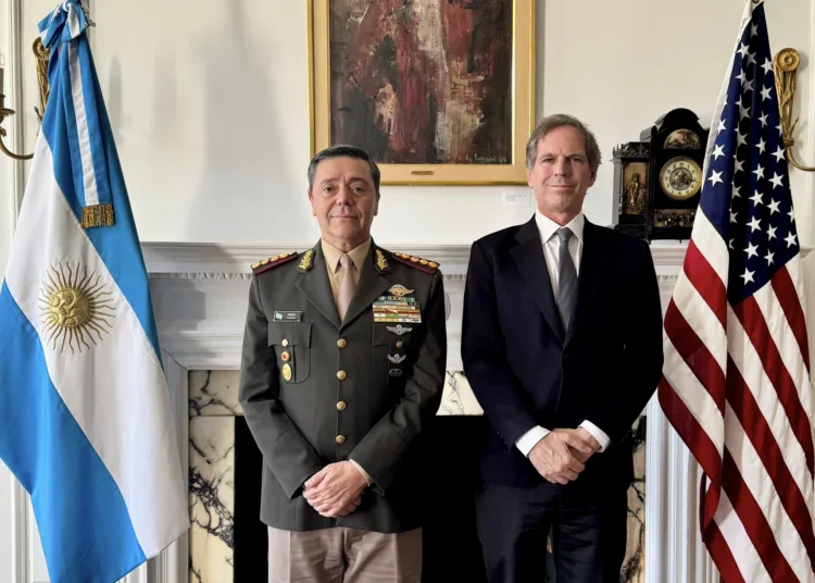 El Ministro de Defensa, Carlos Presti sostuvo una reunión con el embajador de Argentina en Estados Unidos,Alejandro Oxenford, el día 25 de marzo de 2026, en el marco de su viaje a Washington D.C. Créditos: Ministerio de Defensa de Argentina.
