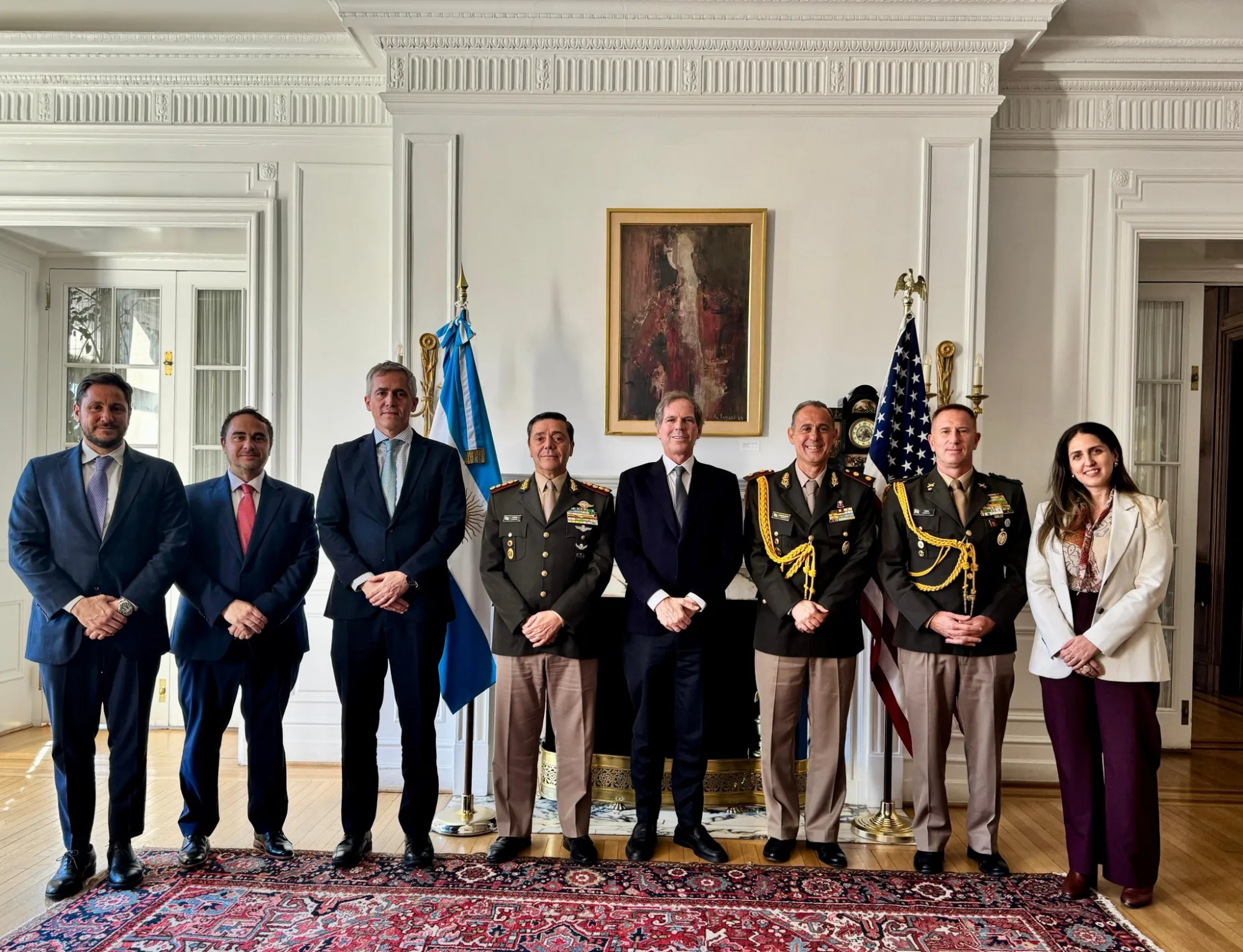 En el marco de su viaje a Washington D.C., el Ministro Carlos Presti
mantuvo una reunión de trabajo con el Embajador de
argentina en Estados Unidos, Alejandro Oxenford. Créditos: Ministerio de Defensa argentino.