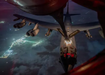 Un bombardero B-52 Stratofortress de la Fuerza Aérea de los Estados Unidos es reabastecido de combustible durante un vuelo de combate en apoyo de la Operación Epic Fury, el 26 de marzo. Créditos: U.S. Central Command.