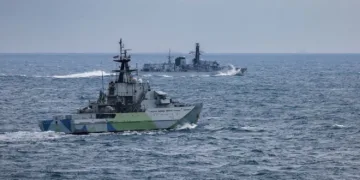 HMS Tyne en primer plano con la fragata HMS Iron Duke siguiendo a los buques rusos en el Canal en febrero. Crédito: Real Armada Británica