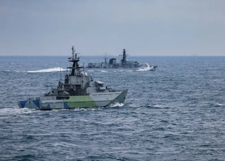 HMS Tyne en primer plano con la fragata HMS Iron Duke siguiendo a los buques rusos en el Canal en febrero. Crédito: Real Armada Británica