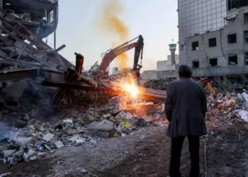 Hombre mira una estación de policía destruida por un bombardeo de Estados Unidos e Israel en Irán