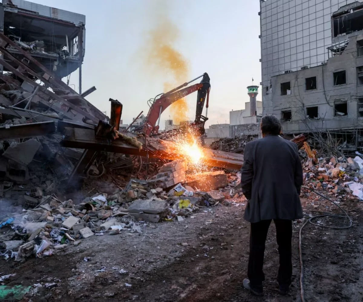 Hombre mira una estación de policía destruida por un bombardeo de Estados Unidos e Israel en Irán