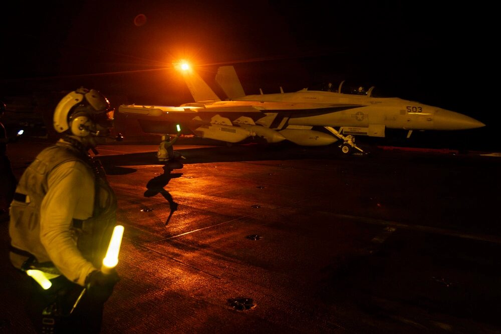 Un EA-18G Growler, asignado al Escuadrón de Ataque Electrónico (VAQ) 133, se prepara para despegar desde la cubierta de vuelo del portaaviones clase Nimitz USS Abraham Lincoln (CVN 72) durante la Operación Epic Fury, el 15 de marzo de 2026. (Foto de la Marina de los EE. UU.)