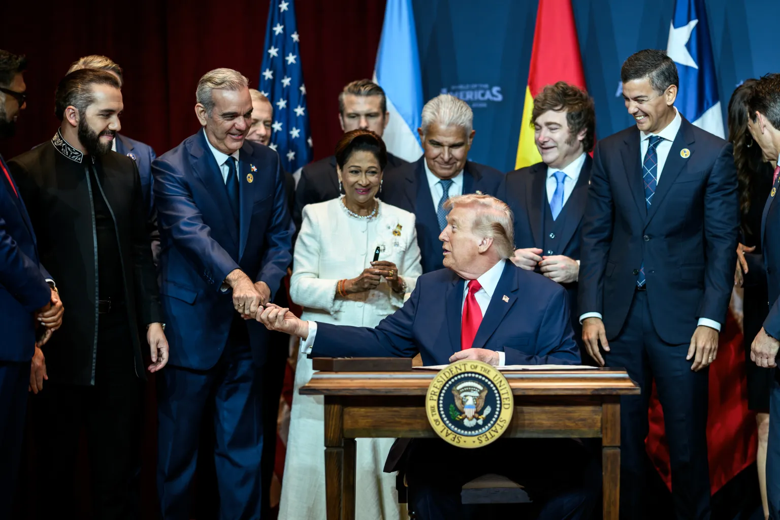 Presidente Donald J. Trump, junto con líderes de toda América Latina en la Cumbre del Escudo de las Américas, firman una proclamación en Miami, Florida/ Créditos: The White House Gallery