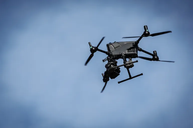 Drone de combate sobrevuela una zona de guerra / Créditos: AFP.