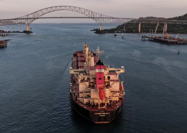 Una imagen tomada desde un dron muestra al buque Crimson Delight, con pabellón panameño, navegando hacia el puerto de Balboa, mientras la Comisión Marítima Federal de EE. UU. (FMC) anunciaba el jueves que está siguiendo de cerca el aumento de las retenciones de buques con pabellón panameño en China, una situación que parece estar relacionada con una sentencia de un tribunal panameño contra la empresa CK Hutchison, con sede en Hong Kong, en la ciudad de Panamá, Panamá, el 27 de marzo de 2026. Créditos: REUTERS/Enea Lebrun