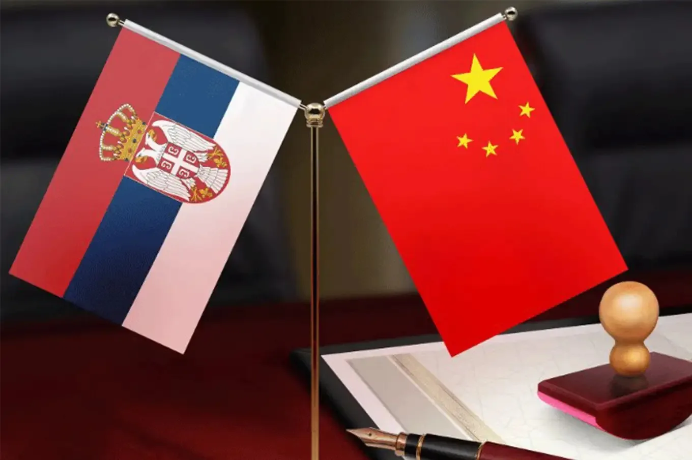 Banderas de Serbia y China