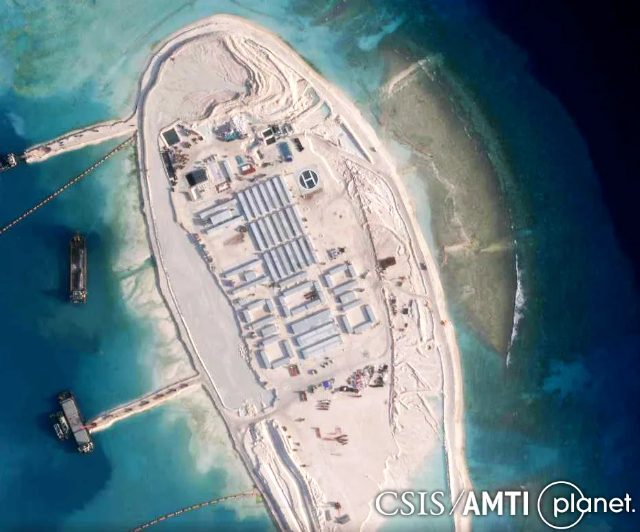 Antelope Reef podría albergar ahora una pista de aterrizaje de 2.743 metros, del tipo que China ya ha construido en Woody Island, Mischief Reef, Subi Reef y Fiery Cross Reef. El lado noroeste de la nueva masa de tierra de Antelope, que se extiende a lo largo de más de 3.353 metros, se ha configurado con un borde exterior notablemente recto, perfecto para una pista de aterrizaje. Créditos: CSIS.