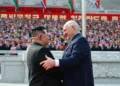 El presidente bielorruso, Alexander Lukashenko, y el líder norcoreano, Kim Jong Un, asisten a una ceremonia de bienvenida en la plaza Kim Il Sung de Pyongyang, Corea del Norte, el 25 de marzo de 2026. Presidencia de la República de Bielorrusia. Créditos: Reuters.