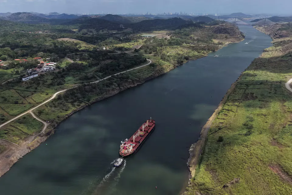 Imagen tomada desde un dron del buque Crimson Delight, con bandera panameña, navegando por el Canal de Panamá, mientras la Comisión Marítima Federal de EE. UU. (FMC) anunciaba el jueves que está siguiendo de cerca el aumento de las detenciones de buques con bandera panameña en China, una situación que parece estar relacionada con una sentencia de un tribunal panameño contra la empresa CK Hutchison, con sede en Hong Kong, en Gamboa, Panamá, el 27 de marzo de 2026. Créditos: REUTERS/Enea Lebrun