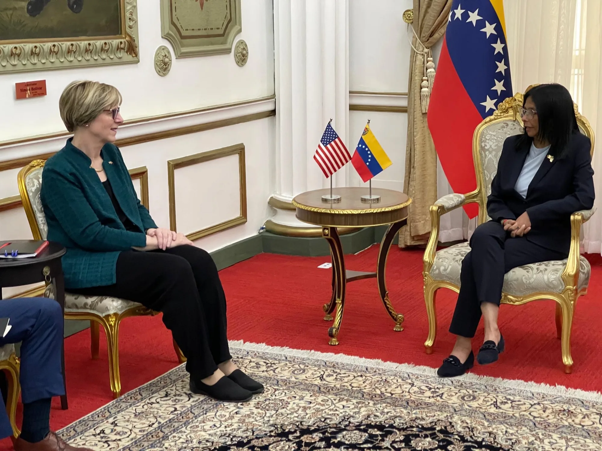 La embajadora de Estados Unidos junto a Delcy Rodríguez