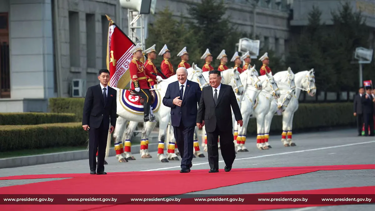 El presidente bielorruso, Alexander Lukashenko, y el líder norcoreano, Kim Jong Un, caminan durante una reunión en Pyongyang, Corea del Norte. Créditos: Reuters.