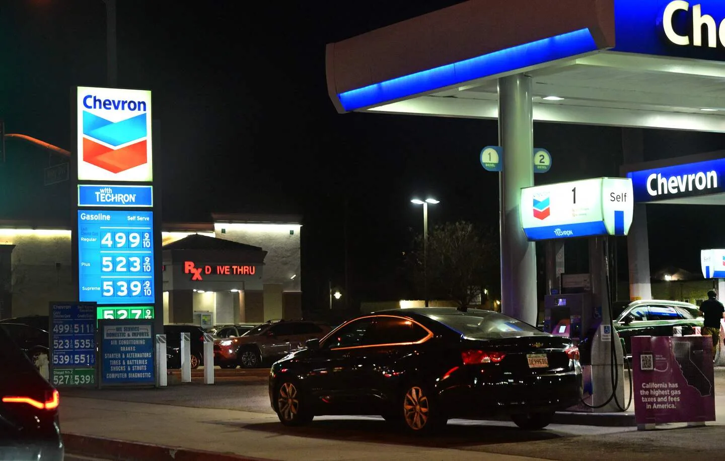 Un cartel con los precios actuales de la gasolina se exhibe en una gasolinera de Los Ángeles, California, el 2 de marzo de 2026/ Créditos: AFP