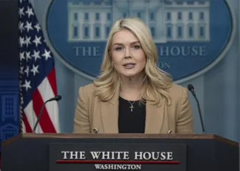 La portavoz de la Casa Blanca, Karoline Leavitt, aseguró que España “se ha mostrado de acuerdo en cooperar militarmente en las últimas horas” con Estados Unidos, en el marco de la ofensiva estadounidense-israelí contra Irán/ Créditos: Anadolu Agency