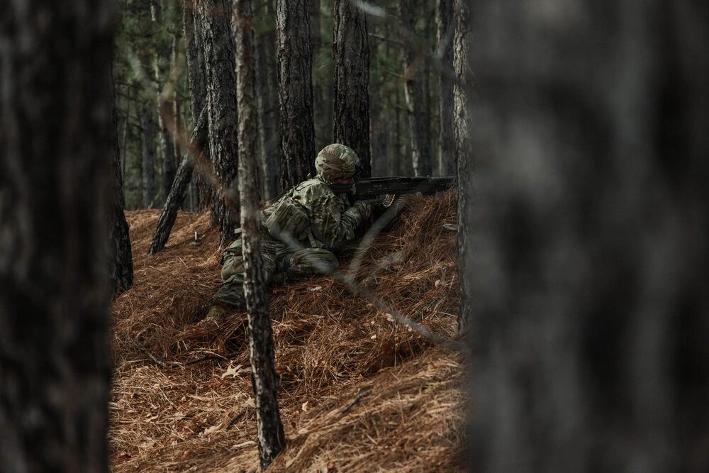 Un soldado del Ejército de los EE. UU. asignado al Equipo de Combate de la 3.ª Brigada, 82.ª División Aerotransportada, proporciona seguridad durante el ejercicio Panther Avalanche en Fort Bragg, Carolina del Norte, el 3 de febrero de 2026. Panther Avalanche destaca la capacidad de la brigada para desplegarse en cualquier parte del mundo en un plazo de 18 horas como parte de la misión de respuesta inmediata de la división. (Foto del Ejército de los EE. UU. por el Sgto. Scott Shoaff)