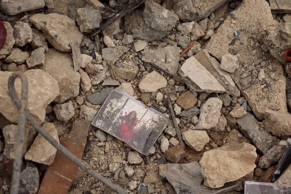 Una fotografía tomada entre los escombros de una casa destruida por un ataque israelí, en medio de la escalada de hostilidades entre Israel y Hezbolá, mientras continúa el conflicto entre Estados Unidos, Israel e Irán, en Houmine El Tahta, Líbano. Créditos: REUTERS/Yara Nardi