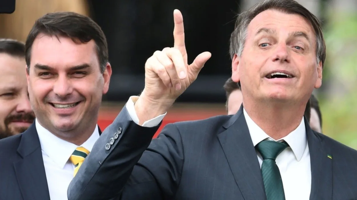 Flavio Bolsonaro, quien fue elegido como candidato del bolsonarismo para las elecciones presidenciales de octubre, junto a su padre Jair. Archivo