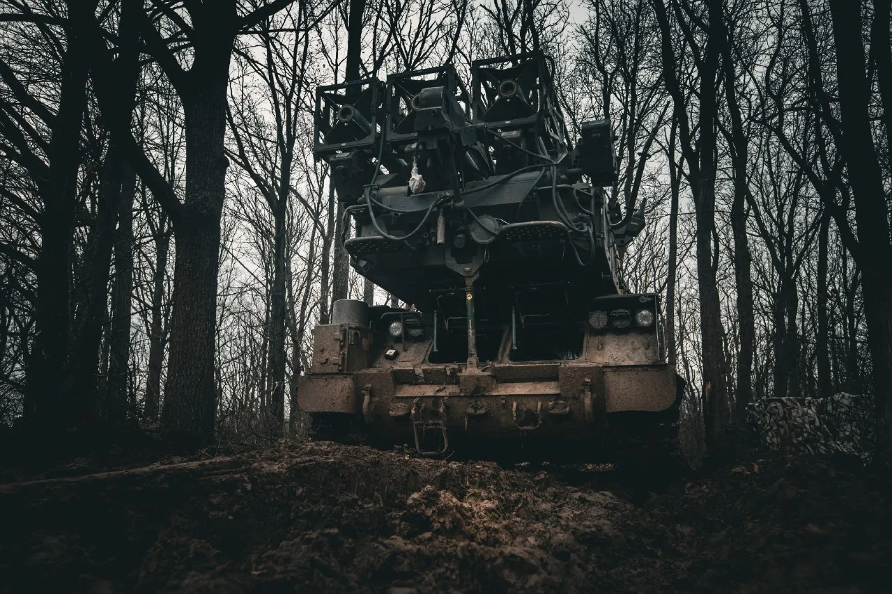 Sistema FrankenSAM ucraniano, el Buk-M1 9А317 TELAR, que transporta misiles tierra-aire RIM-7 Sea Sparrow de fabricación estadounidense. Créditos: Status-6 (War & Military News).