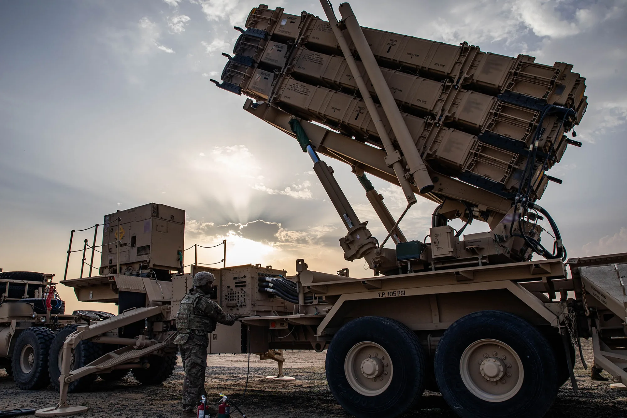 Los soldados del Ejército de los Estados Unidos se encargan del mantenimiento de los sistemas móviles de misiles interceptores Patriot, lo que contribuye a mantener el escudo de defensa aérea más extenso de Oriente Medio. Créditos: CENTCOM.