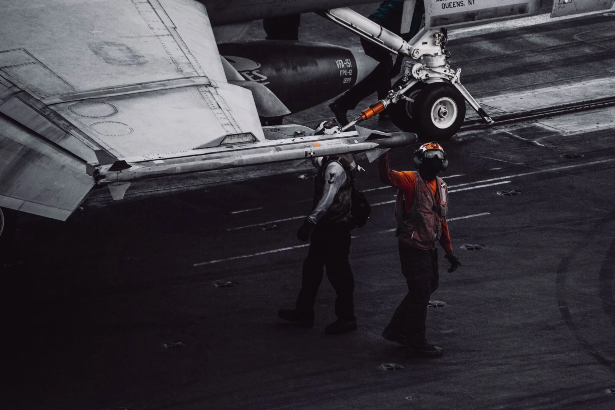 Aviones F/A-18 Super Hornet de la Armada de los Estados Unidos a bordo del USS Abraham Lincoln (CVN 72) se preparan para una misión de combate nocturna durante la Operación Epic Fury, el 25 de marzo. Créditos: U.S. Central Command.