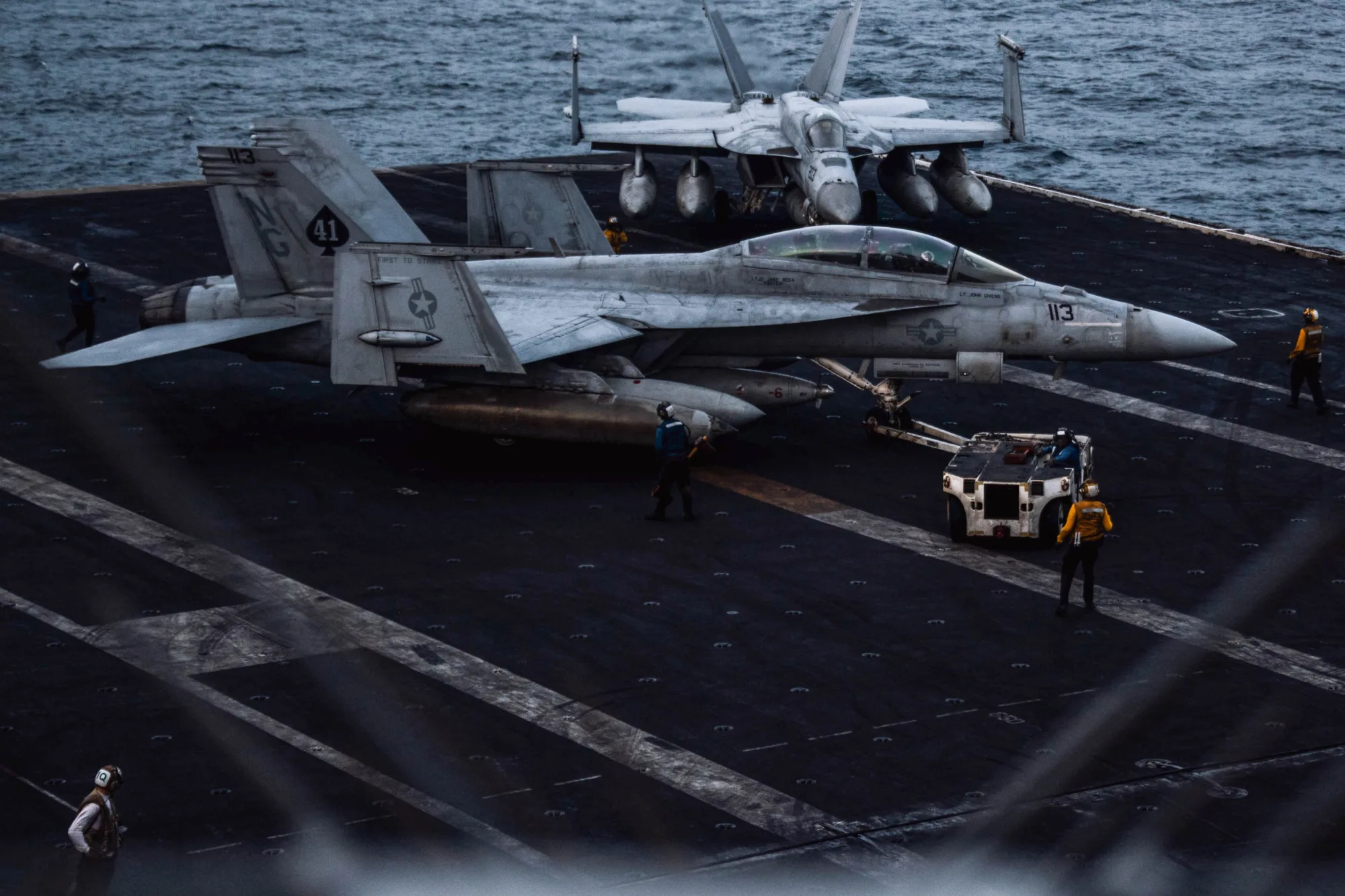 Aviones cazas F/A-18 Super Hornet de la Armada de los Estados Unidos a bordo del USS Abraham Lincoln (CVN 72) se preparan para una misión de combate nocturna durante la Operación Epic Fury, el 25 de marzo. Créditos: CENTCOM.