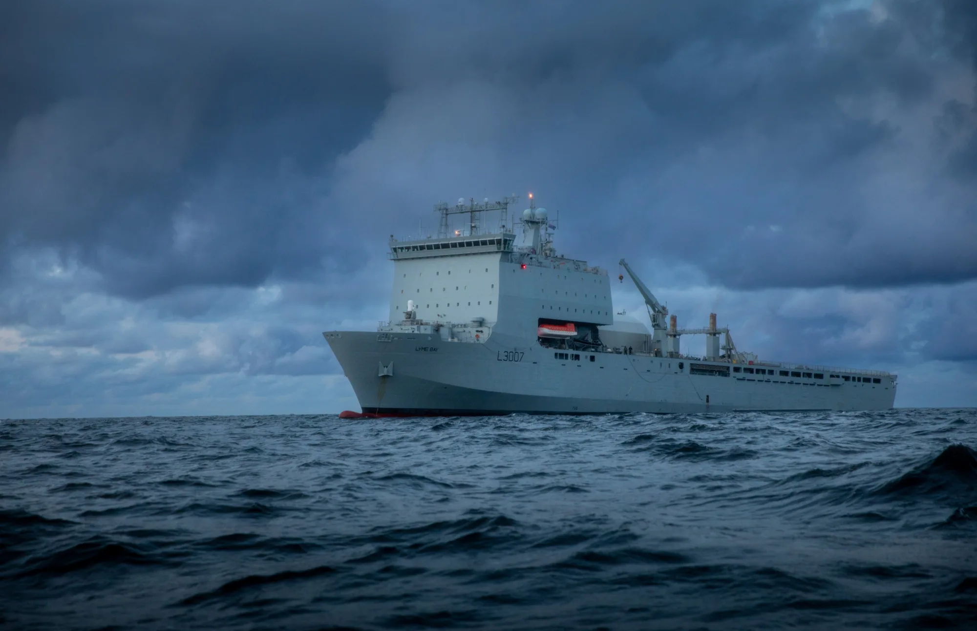 La Armada británica está reforzando sus capacidades de detección de minas mientras
RFA Lyme Bay se prepara para incorporar nuevos equipos no tripulados de última generación. Créditos: Royal Navy