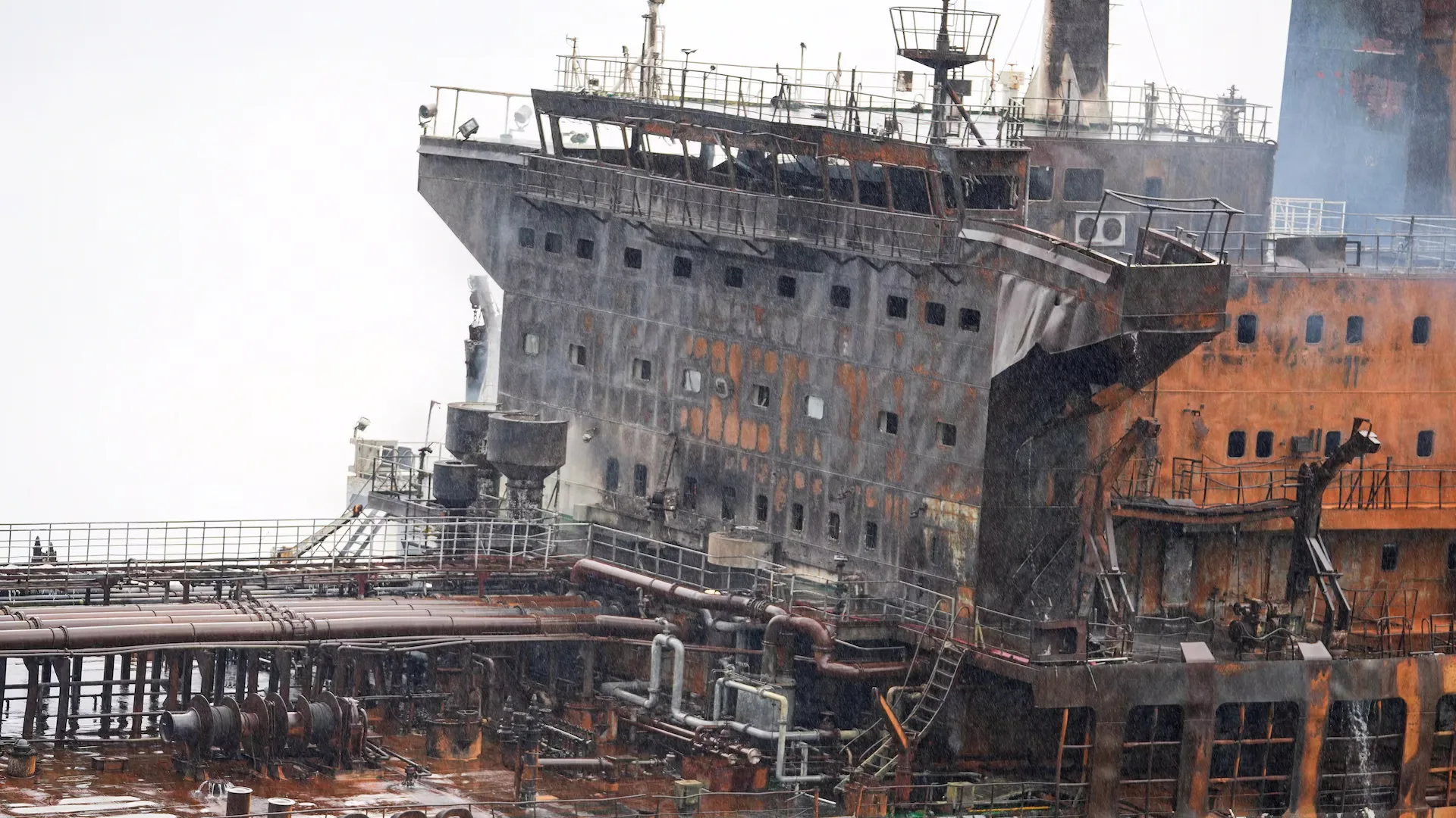 Un petrolero extranjero que transportaba fuelóleo iraquí resultó dañado tras incendiarse en aguas territoriales iraquíes, cerca de Basora, Irak, el 12 de marzo. Créditos: REUTERS/ Mohammed Aty