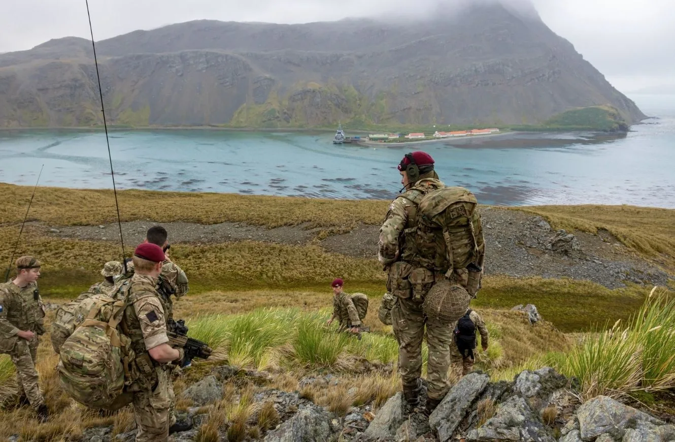 4 PARA y 299 Ingenieros Reales realizan una patrulla por Georgia del Sur. Créditos: Operaciones de Defensa
