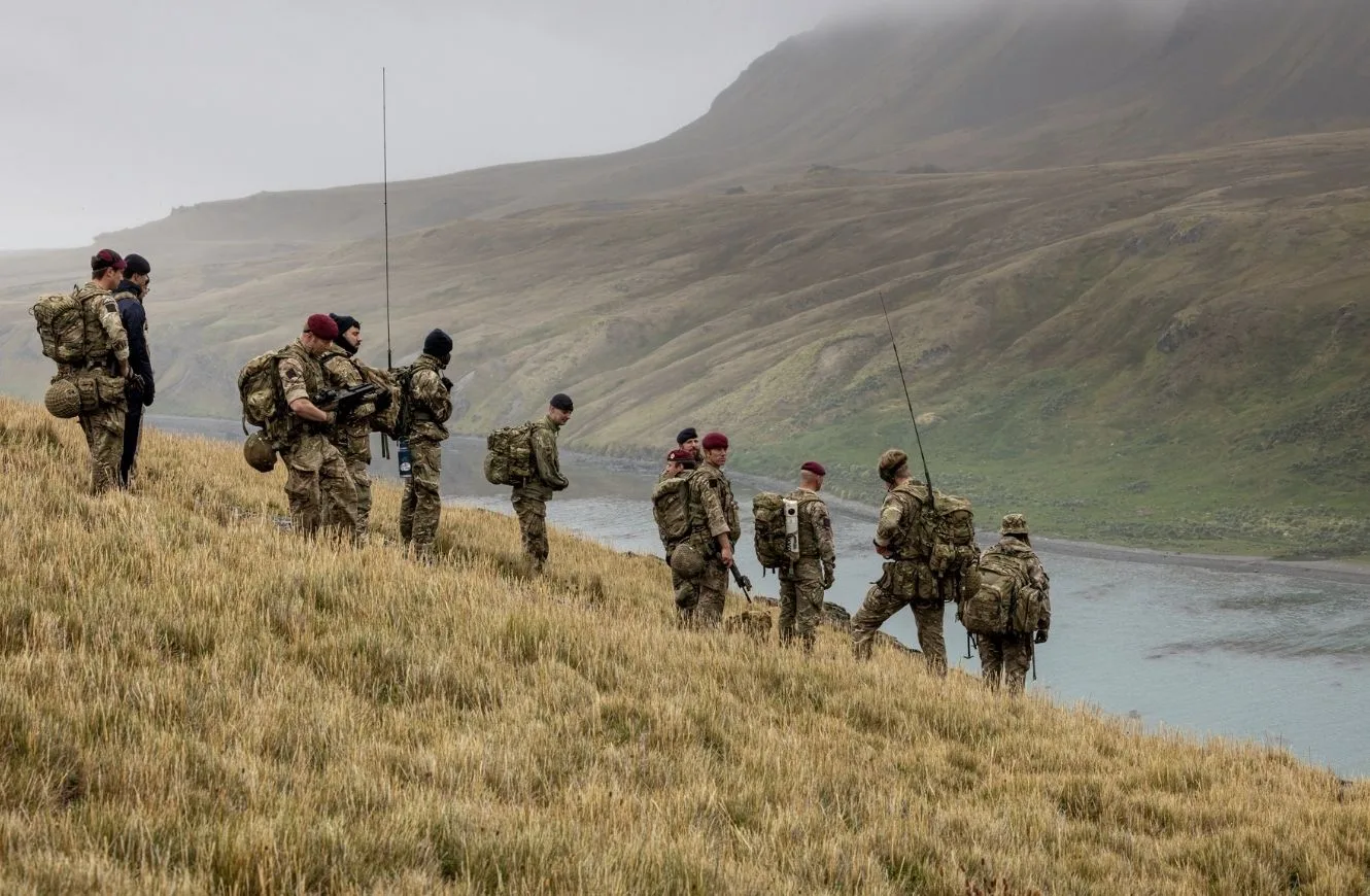4 PARA y 299 Ingenieros Reales realizan una patrulla por Georgia del Sur. Créditos: Operaciones de Defensa