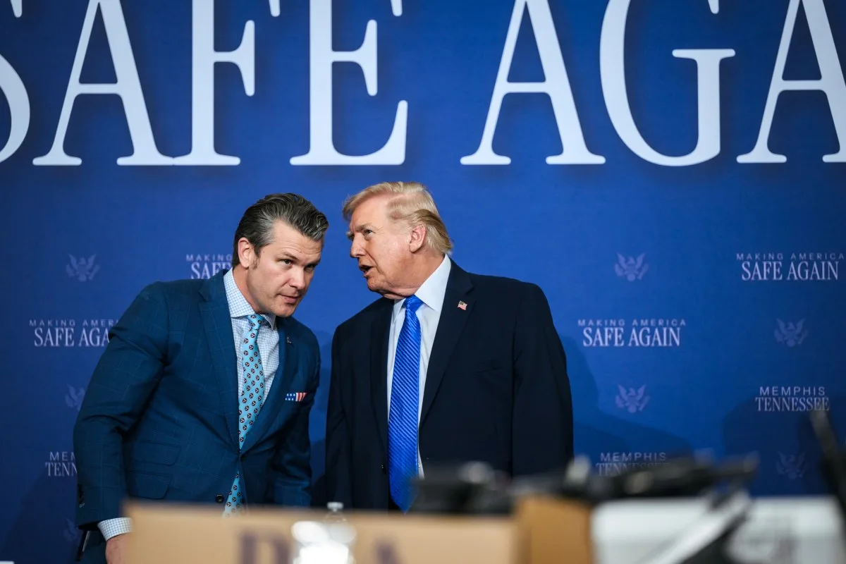 El presidente Donald J. Trump junto al Secretario de Guerra, Pete Hegseth en la visita Memphis, Tennessee, el 23 de marzo de 2026. Créditos: The White House, Washington, Gallery.
