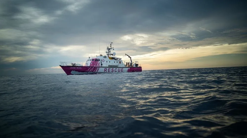 Rescate de migrantes: decenas de personas evacuadas de un barco Banksy sobrecargado