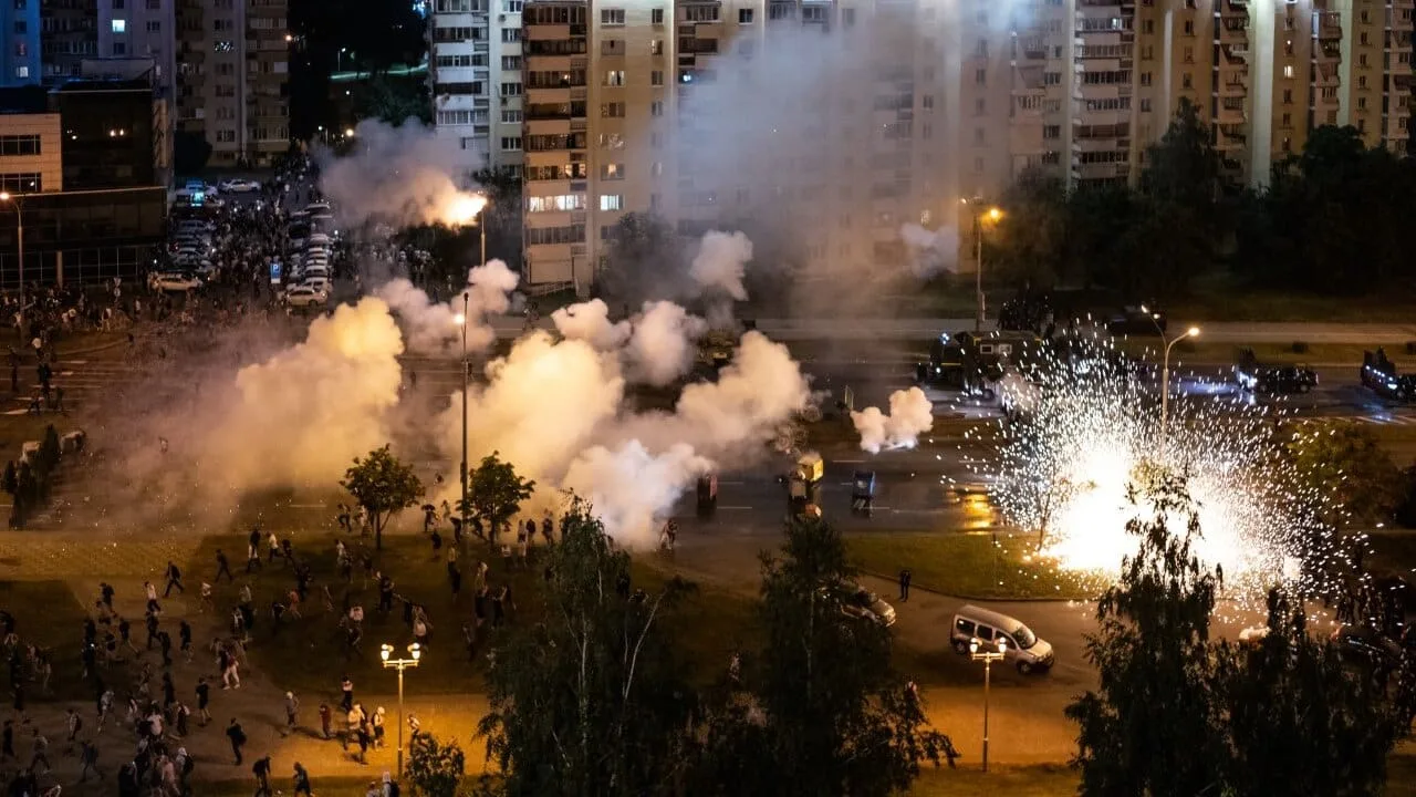 Miles de manifestantes se dirigen a la residencia de Lukashenko en Minsk