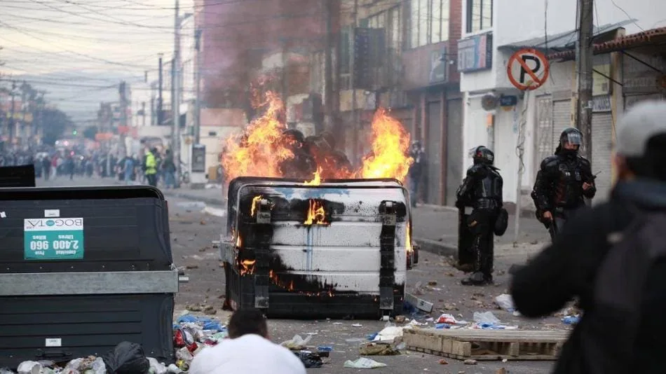 Violentas protestas en Bogotá dejan 10 muertos y más de 300 heridos