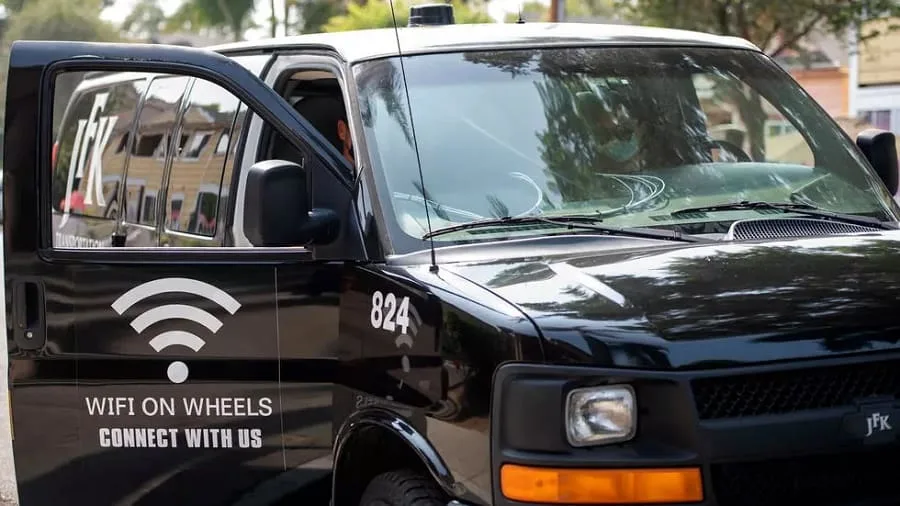 En California se conectan al “wifi sobre ruedas” para clases remotas