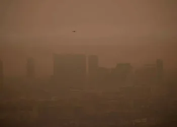 Un helicóptero vuela a través del denso humo del incendio Bobcat en Los Ángeles, California, EE. UU., 10 de septiembre de 2020. © REUTERS / Mario Anzuoni
