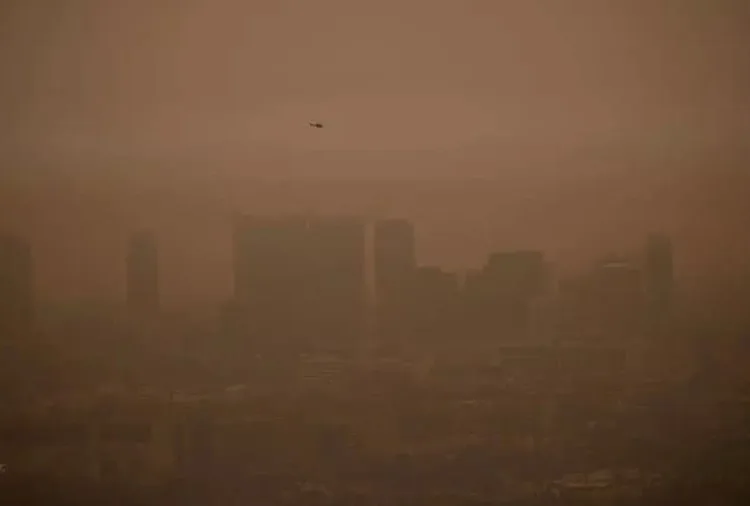 Un helicóptero vuela a través del denso humo del incendio Bobcat en Los Ángeles, California, EE. UU., 10 de septiembre de 2020. © REUTERS / Mario Anzuoni
