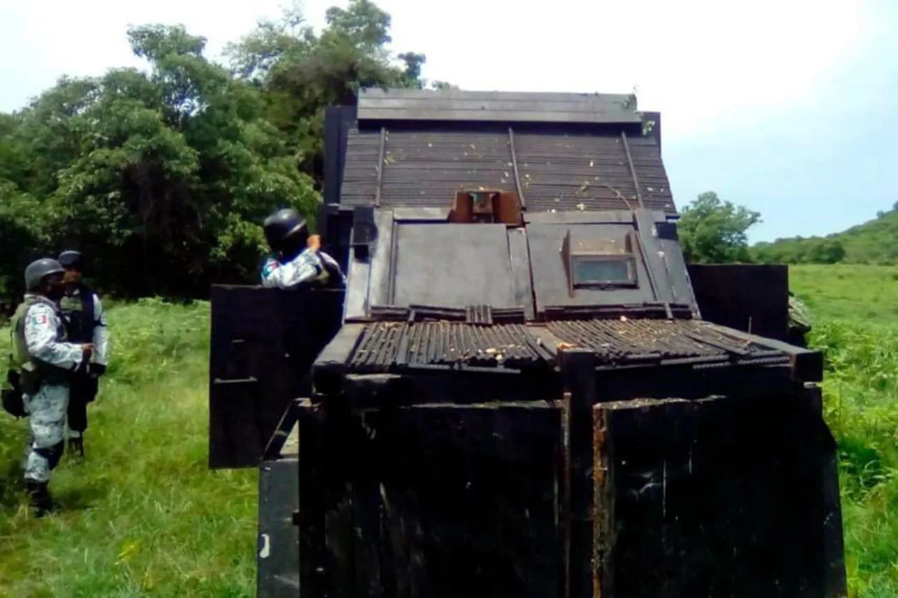 Los carteles de droga mexicanos fabrican tanques blindados a partir de desechos