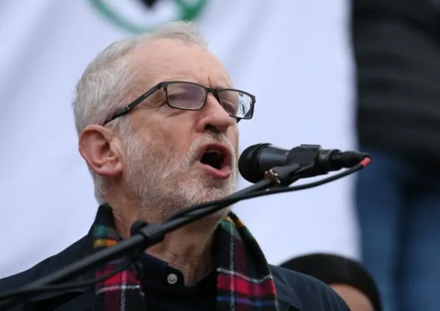 El diputado británico Jeremy Corbyn es suspendido del Partido Laborista después de un informe sobre antisemitismo