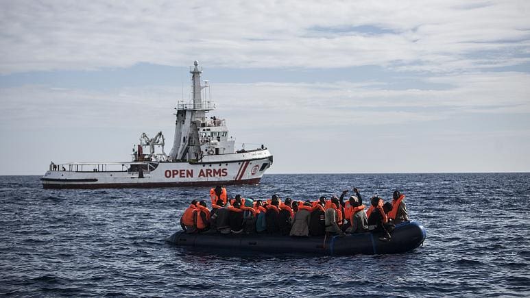 El barco de rescate Open Arms trata de salvar a al menos 100 personas en el Mediterráneo