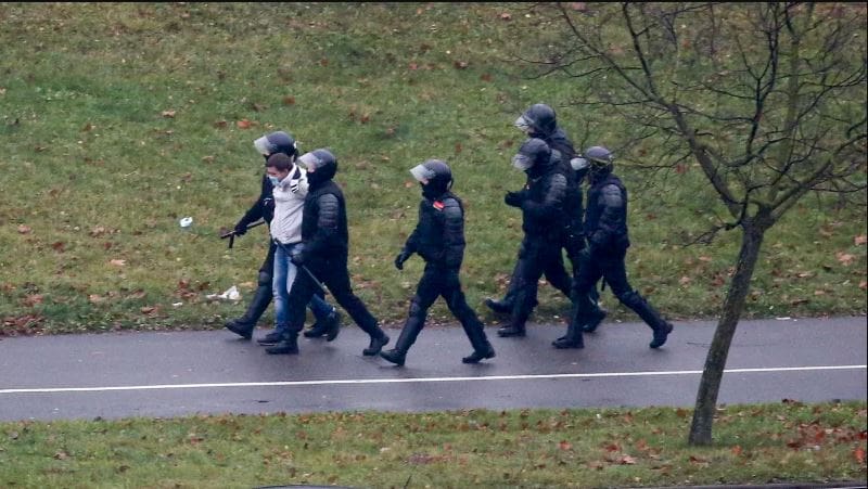 Más de 300 detenidos por la policía en protestas en Bielorrusia