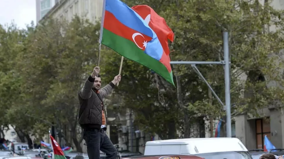 Armenia, Azerbaiyán y Rusia acuerdan un “cese de fuego total” en Nagorno Karabaj