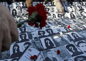 NAC27. MADRID, 08/02/2012.- Un grupo de simpatizantes de Baltasar Garzón ha desplegado decenas de fotografías de algunas de las personas desaparecidas durante la guerra civil y la dictadura de Franco a la llegada del juez al Tribunal Supremo, en donde hoy continúa el juicio contra él por declararse competente para investigar los crímenes del franquismo y que previsiblemente quedará visto para sentencia después de que las partes expongan sus informes finales y el acusado haga uso de su derecho a la última palabra. EFE/Juanjo Martín