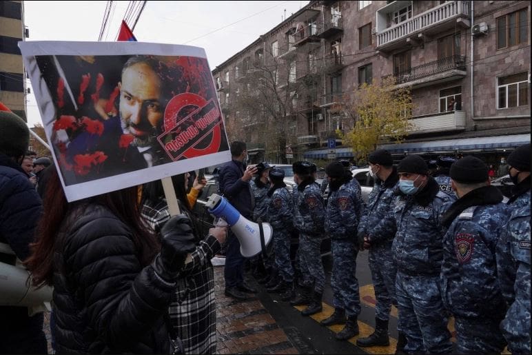 Cientos de personas piden la renuncia del primer ministro de Armenia