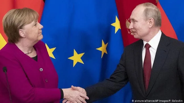 Putin y Merkel debaten posibilidad de producción conjunta de vacuna anticovid