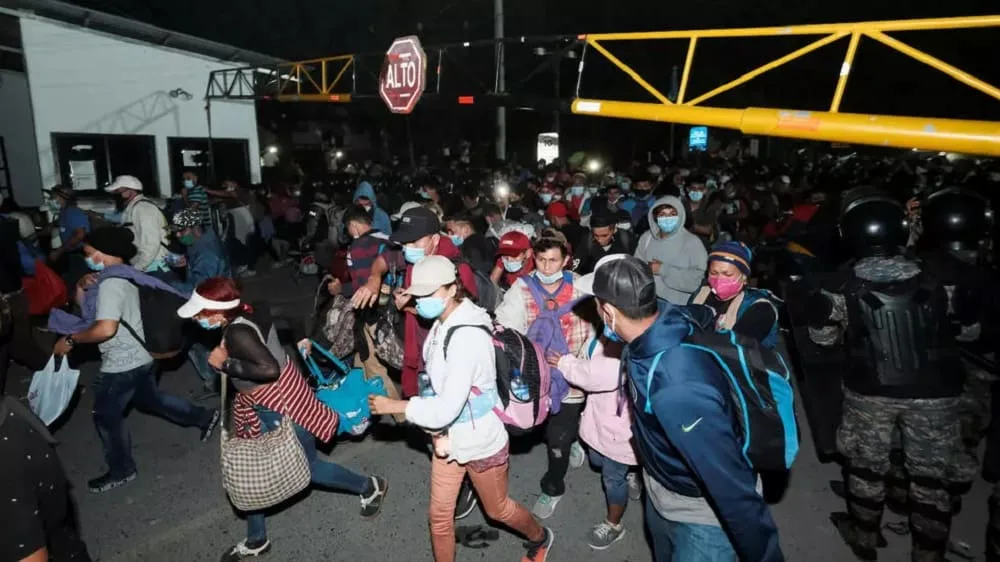 Cerca de 6.500 migrantes cruzan de Honduras hacia Guatemala, rumbo a EE. UU.